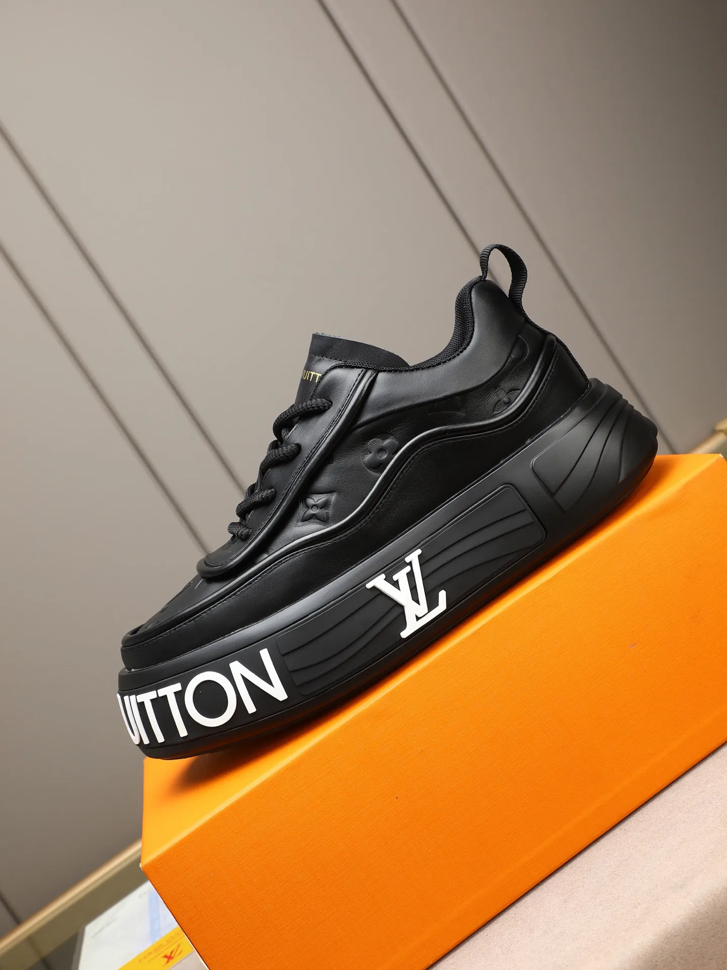 Men's men's shoes 💰560 LV are fashionable and fashionable, and the uppers are made of imported cowhide embossing! Super trendy design! It’s eye-catching! The leather is soft, delicate, shiny and translucent, showing the ultimate in pure handcraftsmanship, and the mesh is soft, comfortable and breathable! Size: 39-44 (38 45 customized)